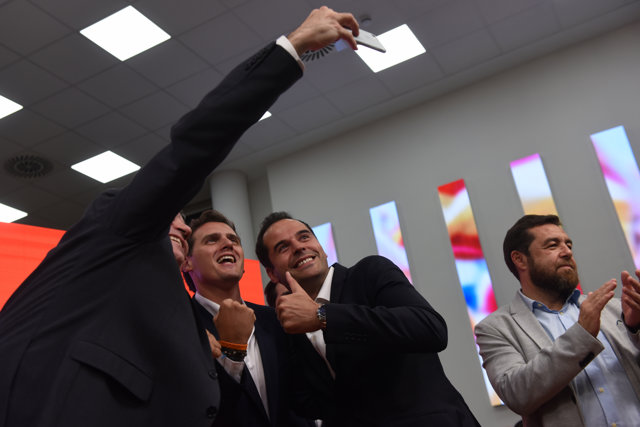 26M-A.- Aguado, "orgulloso" de que la región no caiga en manos del 'sanchismo', hablará con Ayuso para formar gobierno