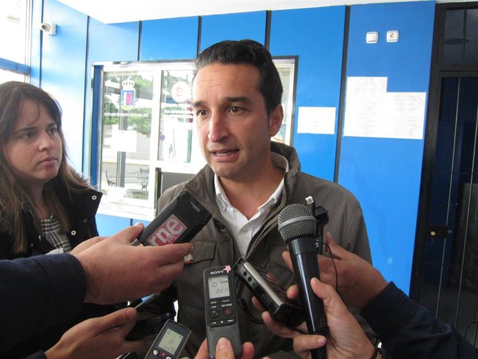 26M.- Cabezas (PSOE) critica la "ética política" de Fragoso por hablar sobre los nuevos autobuses eléctricos