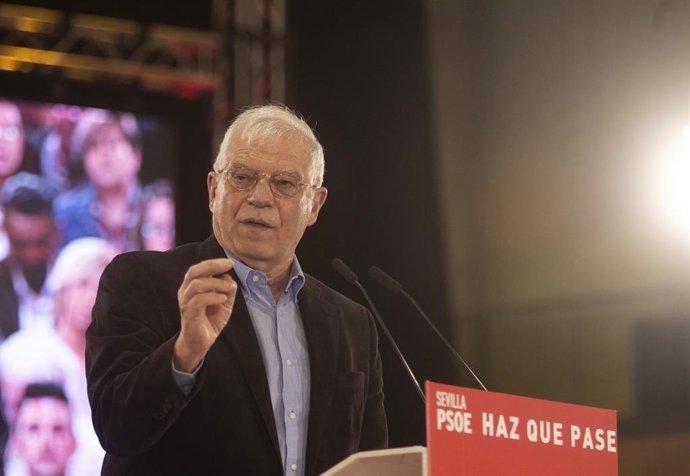 El presidente del Gobierno, Pedro Sánchez, participa en un mítin junto a la secretaria general del PSOE-A, Susana Díaz