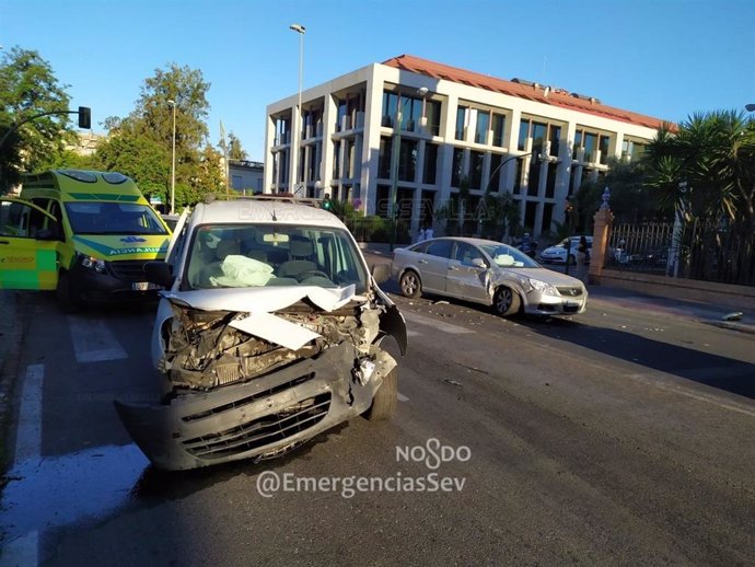 Sevilla.- Sucesos.- Heridas dos personas tras una colisión frontal entre dos vehículos en la capital