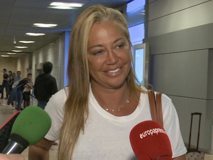 Belén Esteban regresa de Ibiza, afónica, después de su despedida de soltera