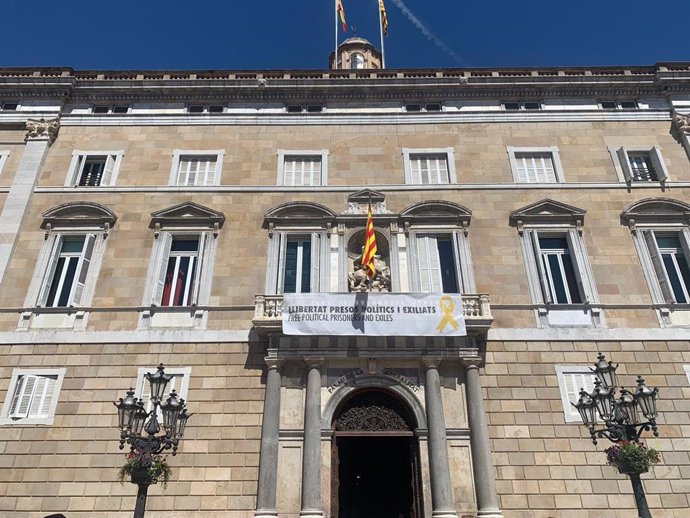 La Generalitat torna a penjar la pancarta amb el lla groc