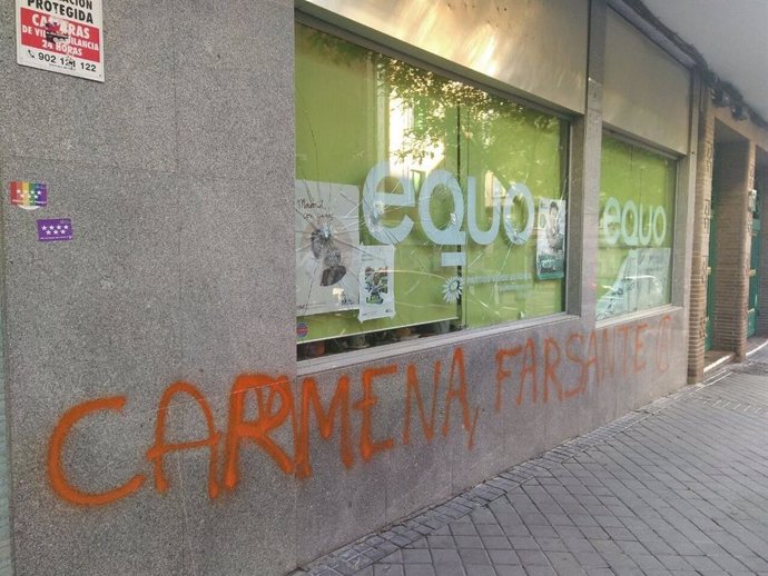 La sede de Equo en Madrid ha sido apedreada esta madrugada y vandalizada con la pintada 'Carmena farsante'
