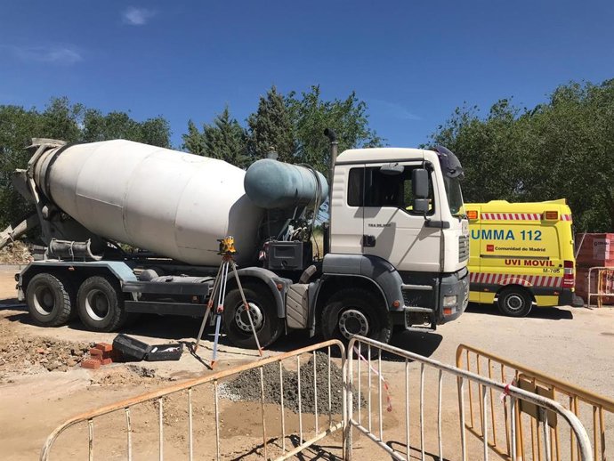 Sucesos.- Herido grave un hombre de 60 años al caerse mientras limpiaba una hormigonera en Fuenlabrada