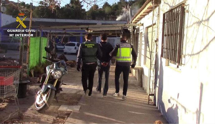 Sucesos.- Dos detenidos en Valencia por amenazar y agredir a un hombre en un pub de Landete (Cuenca)