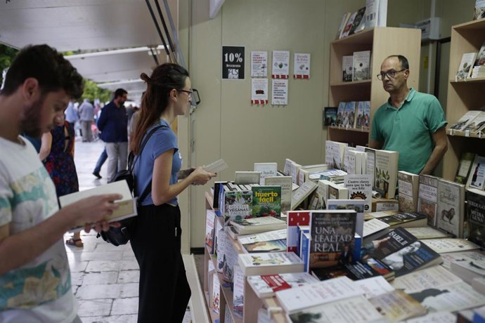 ELVIRA LINDO INAUGURA LA FERIA DEL LIBRO DE SEVILLA