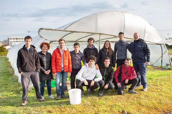 Studiantes de la upna cultivan hortalizas en el campus de arrosadia para abastecer al comedor social parís 365 de pamplo