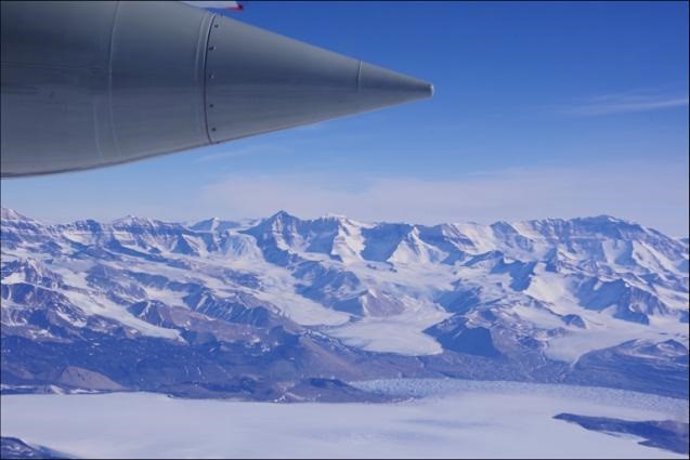 Sorprendentes patrones de fusión bajo la mayor plataforma de hielo 