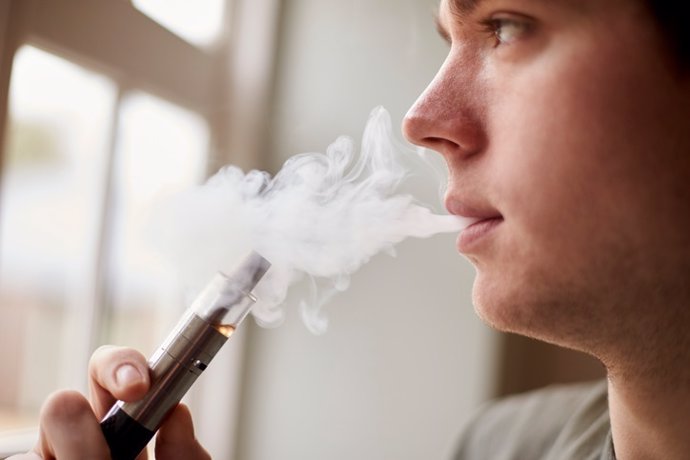 EEUU declara la guerra a los cigarrillos electrónicos aromatizados para prevenir su consumo entre los jóvenes