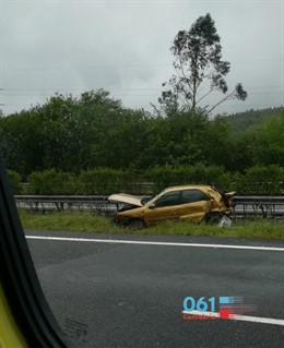Heridas leves dos mujeres jóvenes en una salida de vía en Cabezón de la Sal