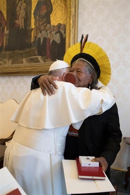 Pope meets Brazil indigenous chief Raoni