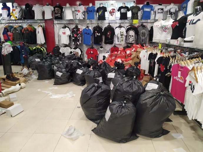 Sucesos.- Intervienen en La Jonquera (Girona) ropa falsificada por valor de 142.450 euros