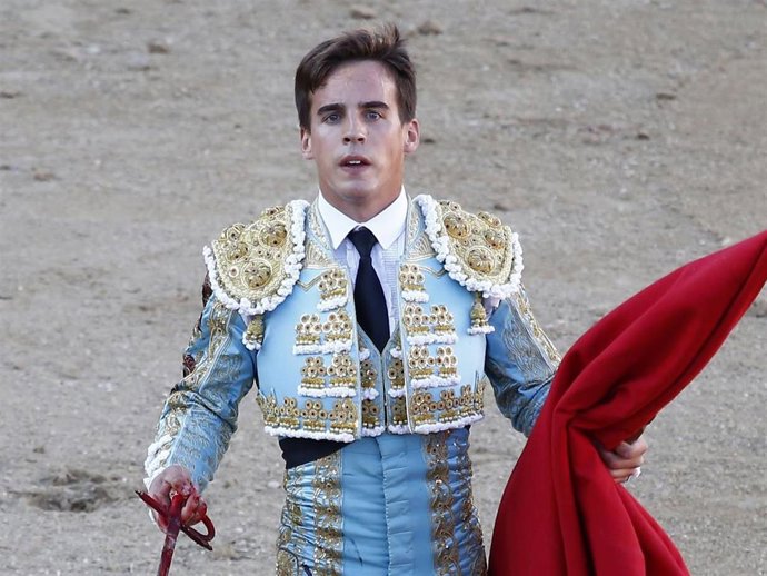 Gonzalo Caballero da sus primeros pasos después de la grave cogida