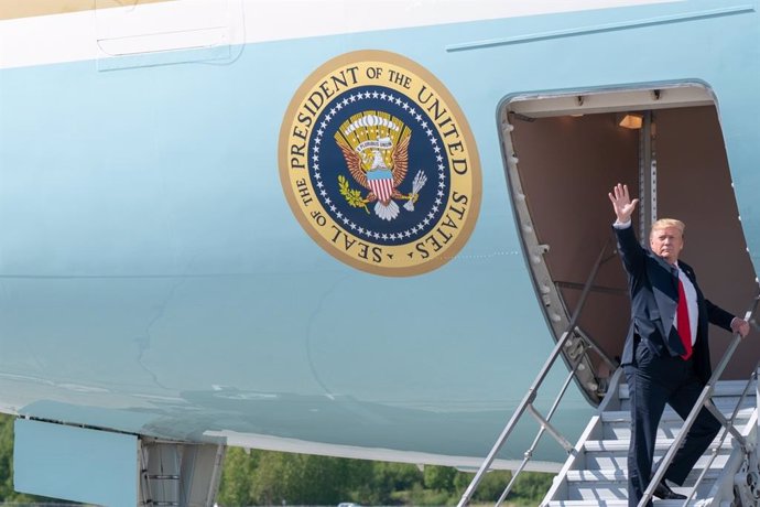 Trump in Alaska en route to Tquio
