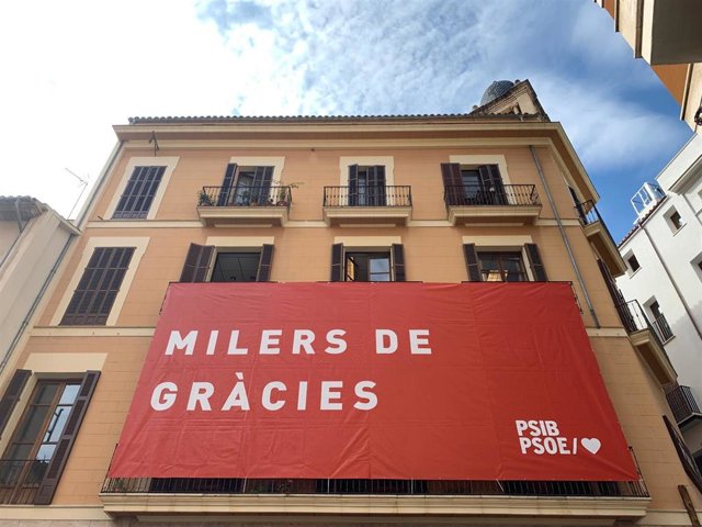 26M.- El PSIB-PSOE Despliega Una Pancarta En Su Sede Agradeciendo A Los Votantes Su Apoyo En Las Elecciones