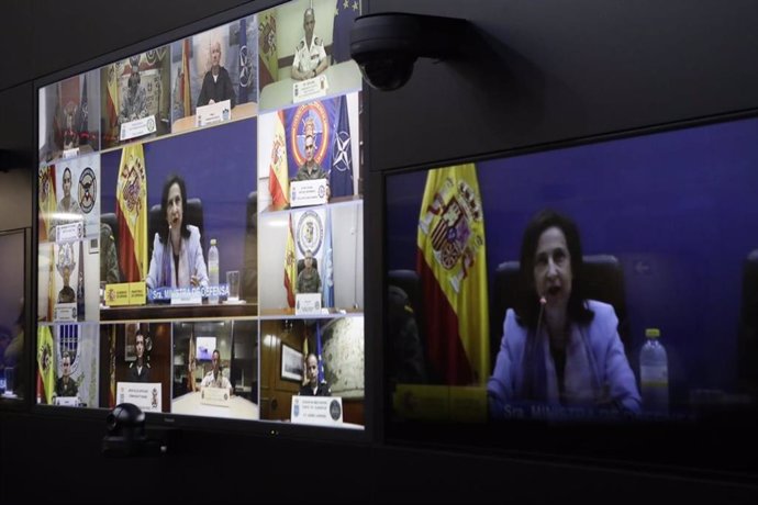 La ministra de Defensa, Margarita Robles, en una videoconferencia con las tropas
