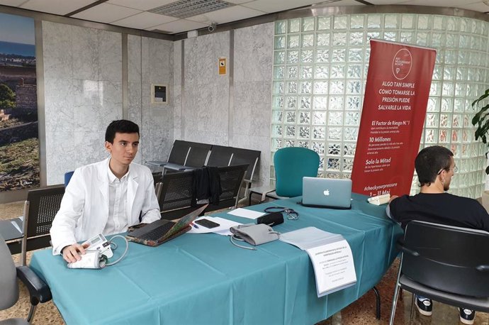 ESTUDIANTES DE LA CEU UCH PARTICIPAN EN LA CAMPAÑA INTERNACIONAL MMM19 PARA PREVENIR LA HIPERTENSIÓN ARTERIAL