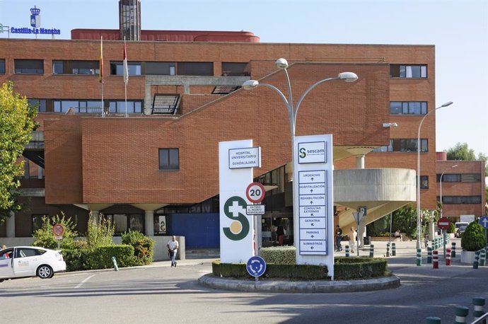 Sucesos.- El herido tras la colisión de dos parapentes en Alarilla está grave en la UCI del hospital de Guadalajara