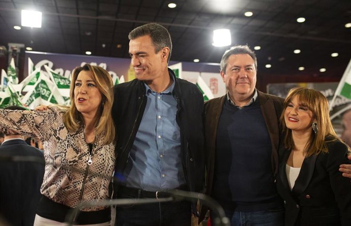 El presidente del Gobierno, Pedro Sánchez, y la secretaria general del PSOE-A, Susana Díaz, intervienen en el acto de presentación  Juan Espadas 