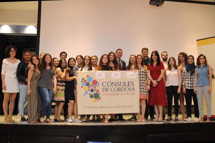 CórdobaÚnica.-Turismo.- Unos 200 participantes de 17 nacionalidades recogen su reconocimiento como 'Cónsules de Córdoba'