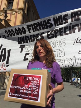 La madre de una joven con anorexia pide a la Junta con 315.000 firmas unidades especializadas en la enfermedad