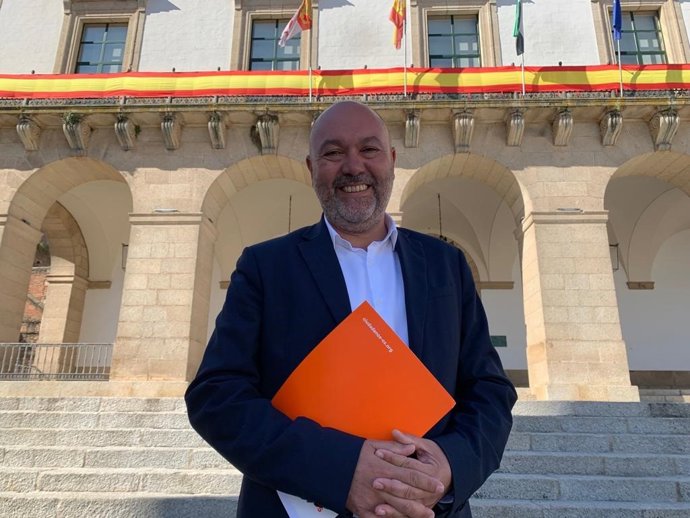 26M.- Alcántara (Cs) asegura que acometerá "actuaciones urgentes" en los barrios de Cáceres en los "cien primeros días"