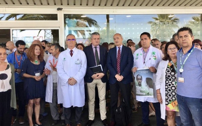 Almería.-Profesionales sanitarios se concentran por una nueva agresión, que eleva a cinco las registradas en una semana