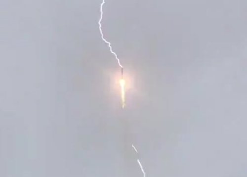 Un rayo alcanza a un cohete ruso durante el despegue sin causar daños