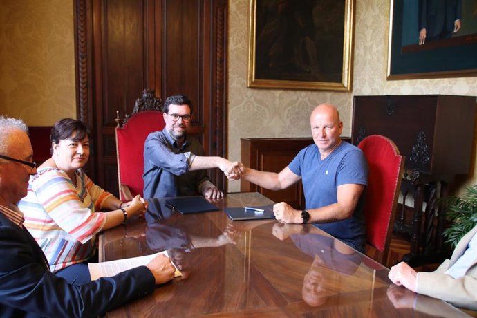 Cort y la Fundación Atlético Baleares firman un convenio para renovar el Estadio Balear