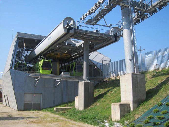 Telecabina y pilonas                               