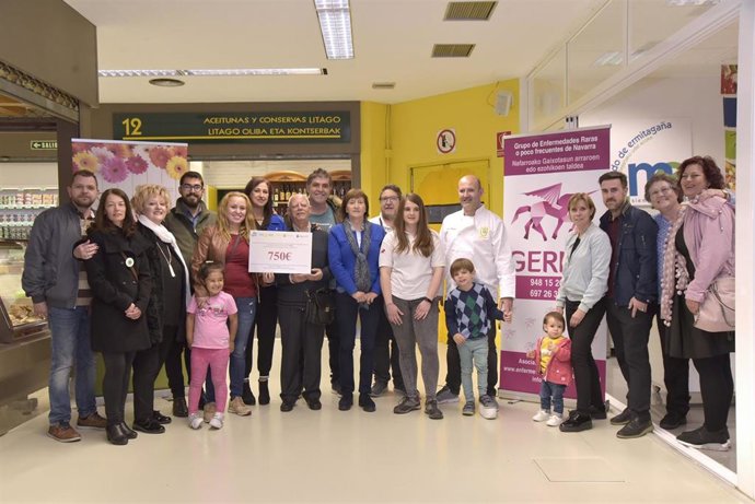 Los mercados de Ensanche, Ermitagaña y Santo Domingo donan al Grupo de enfermedades raras de Navarra 750 euros
