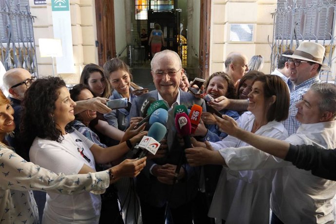Ell alcalde y candidato del PP a la reelección, Francisco de la Torre, acude a votar. 