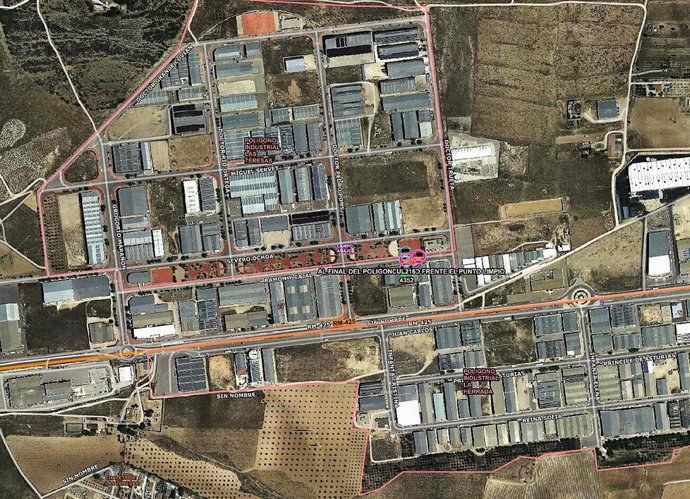 Sucesos.- Emergencias trabaja en la extinción del incendio de un silo de serrín en una fábrica de maderas en Yecla