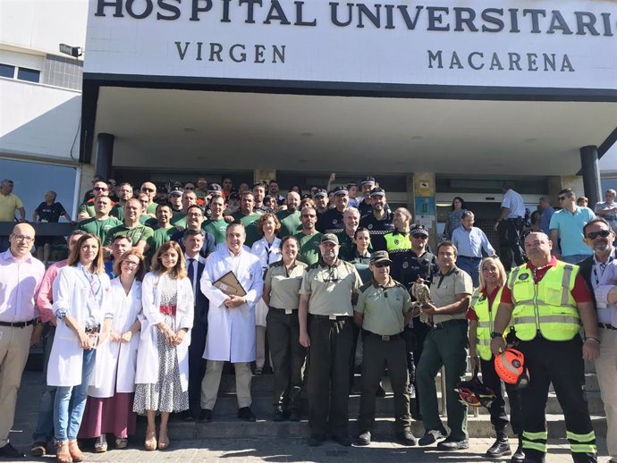 Sevilla.-El Hospital Macarena organiza actividades para menores ingresados con una asociación de voluntarios la Policía