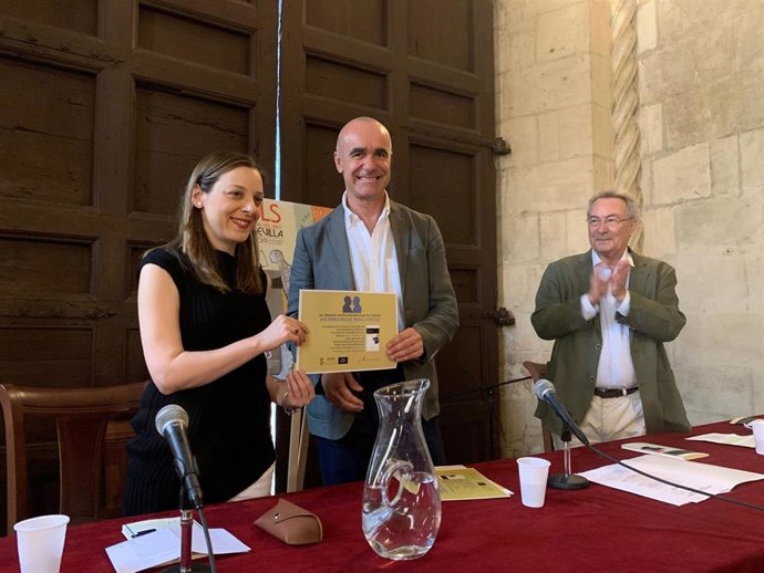 Sevilla.- Victoria León recoge el IX Premio Iberoamericano de Poesía Hermanos Machado en el marco de la Feria del Libro