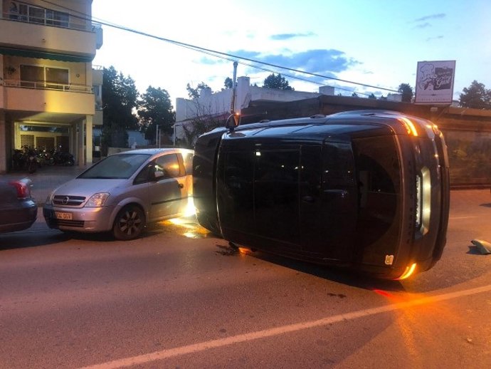 Successos.- Detingut a Sant Antoni un conductor embriac que havia bolcat el seu vehicle en una avinguda