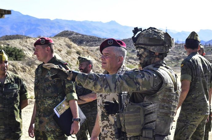 Almería.-Una comisión alemana visita la base de La Legión en Viator para conocer la Brigada Experimental 2035