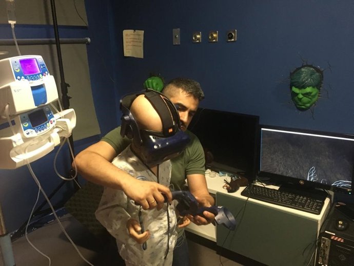 Córdoba.- Los niños del Hospital Reina Sofía visitan la feria gracias a unas gafas de realidad virtual