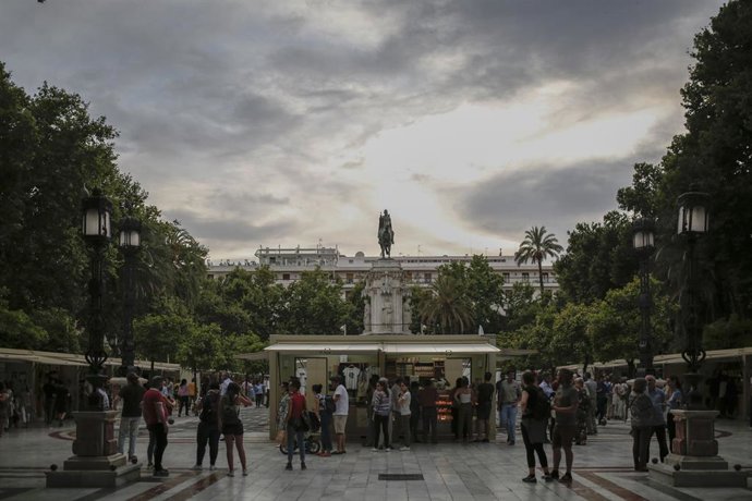 ELVIRA LINDO INAUGURA LA FERIA DEL LIBRO DE SEVILLA