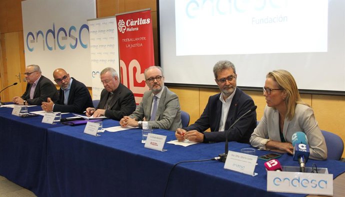 El Bisbe de Mallorca i la Fundació Endesa lliuren els diplomes a 16 alumnes del Curs d'Electricitat de Cáritas