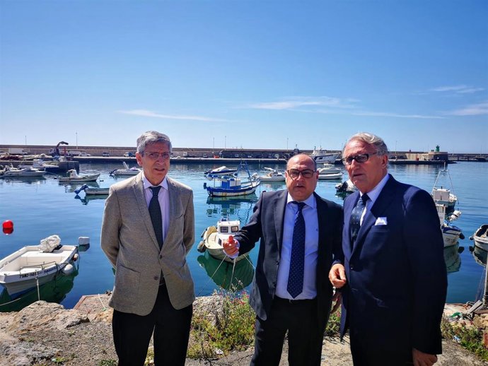 Almería.-Puertos.-El director general de Pesca conoce los proyectos para el sector durante su visita al puerto