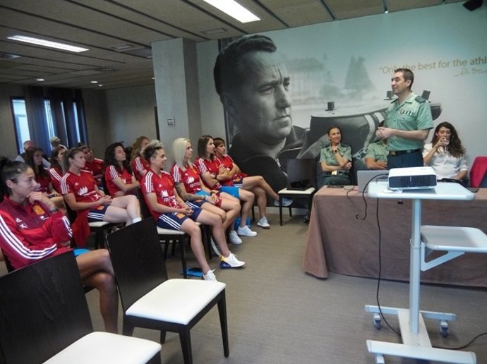 La Guardia Civil conciencia a las jugadoras de la selección española de fútbol sobre seguridad y riesgos en Internet