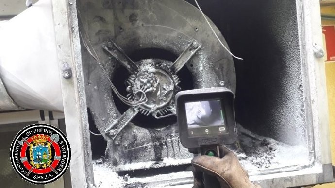 Bomberos de Santander sofocan un incendio en un local hostelero de Oruña controlado por los empleados