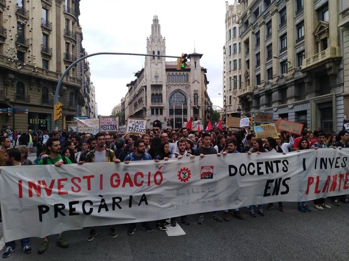 Investigadores universitarios se manifiestan en Barcelona para reclamar la aplicación del Epif