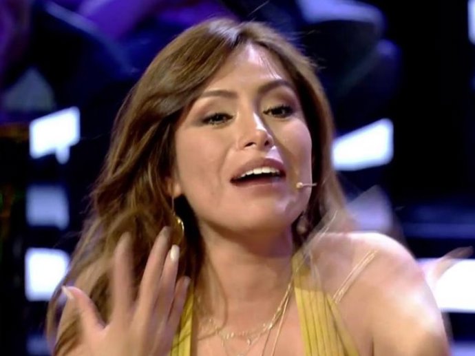 Miriam Saavedra le calla la boca a Carmen Gahona por reírse de ella en directo