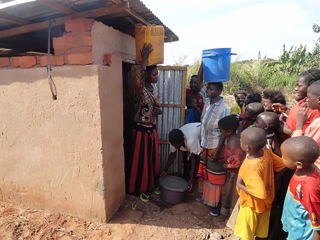 La marca de agua AUARA y el grupo Larrumba construyen dos pozos de agua potable para 5.000 personas en El Congo