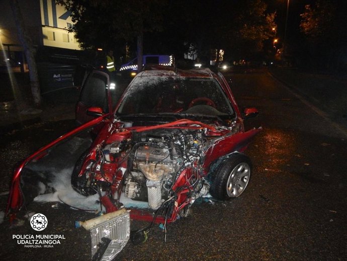 Sucesos.- Dos heridos al chocar el vehículo en el viajaban contra un árbol y contenedores en Pamplona