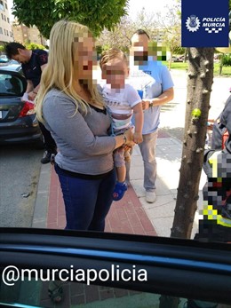 Sucesos.- Rescatan a un niño de un año encerrado en el interior de un coche en Murcia