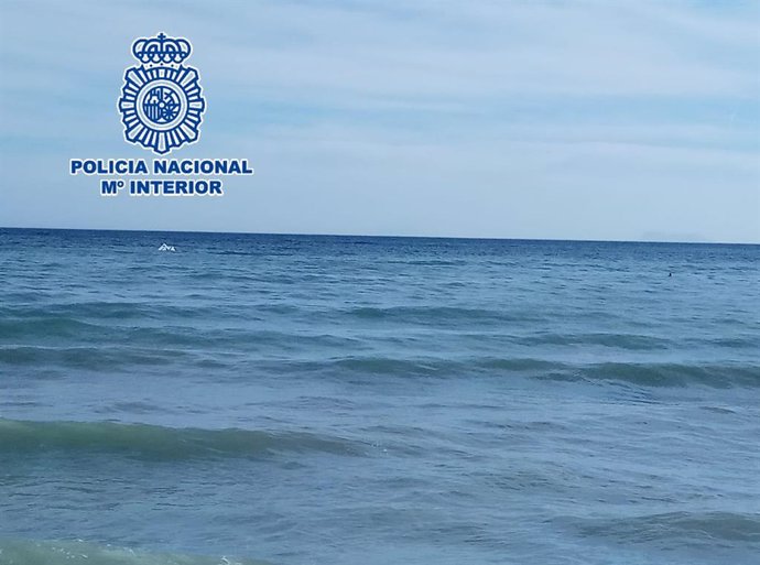 Málaga.- Sucesos.- Un policía nacional rescata a un kitesurfista que no podía regresar tras caer su cometa al mar