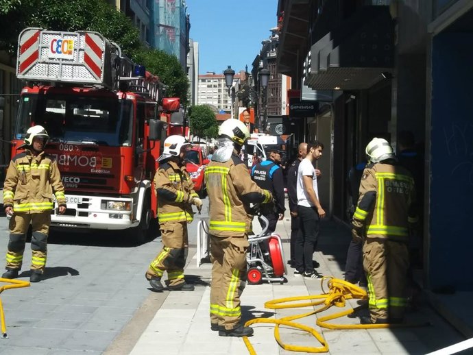 Sucesos.- Un incendio sin heridos levanta la alarma en el centro de Oviedo ante el despliegue de bomberos